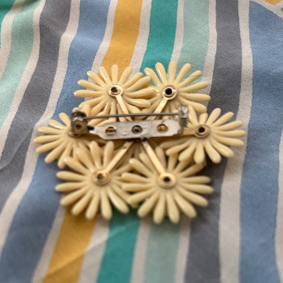 Celluloid?Cream Floral Brooch - Picture 5 of 6